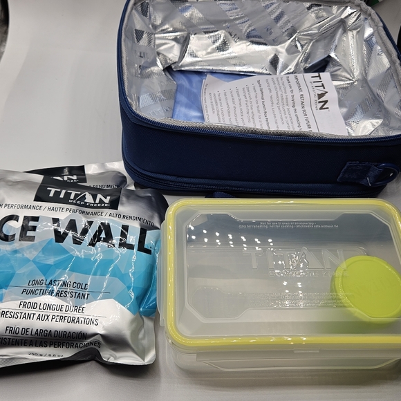 New titan deep freeze expandable lunchbox with container and 2 Ice walls - Picture 3 of 15